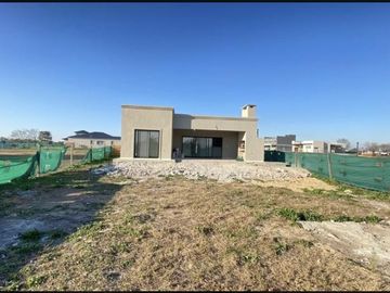 Ricordi Negocios Inmobiliarios, Casa Santa Lucia, Pilar del este!