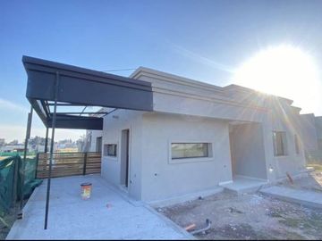 Ricordi Negocios Inmobiliarios, Casa Santa Lucia, Pilar del este!