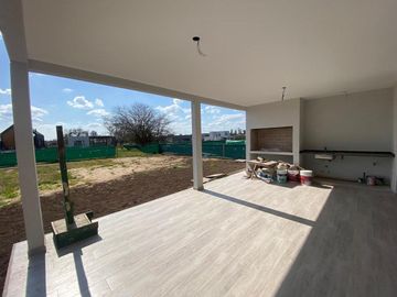 Casa Santa Elena, Pilar del este.