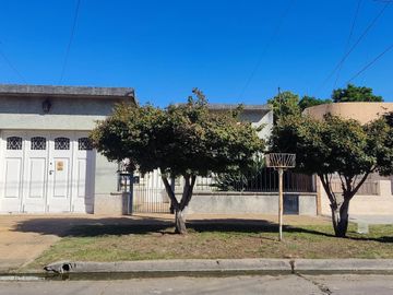 Casa en Moldes al 200, Llavallol