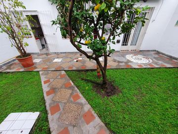 PH Casa con jardin a media cuadra de Maipu - Olivos
