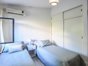 Venta Casa 3 dormitorios con quincho, piscina, parrilla y cocheras - Roldán