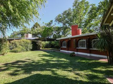 Venta Casa 3 dormitorios con quincho, piscina, parrilla y cocheras - Roldán