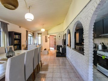 Venta Casa 3 dormitorios con quincho, piscina, parrilla y cocheras - Roldán