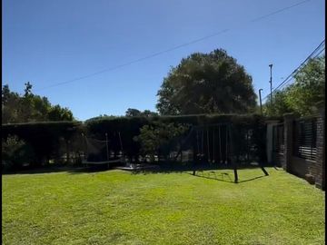 Venta Casa 3 dormitorios con quincho, piscina, parrilla y cocheras - Roldán