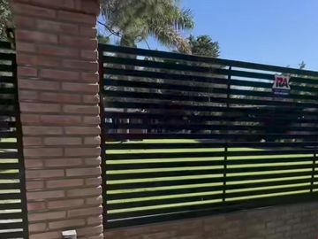 Venta Casa 3 dormitorios con quincho, piscina, parrilla y cocheras - Roldán