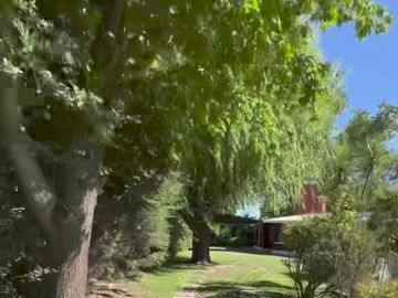 Venta Casa 3 dormitorios con quincho, piscina, parrilla y cocheras - Roldán