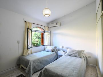 Venta Casa 3 dormitorios con quincho, piscina, parrilla y cocheras - Roldán
