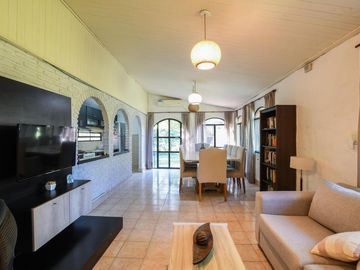 Venta Casa 3 dormitorios con quincho, piscina, parrilla y cocheras - Roldán