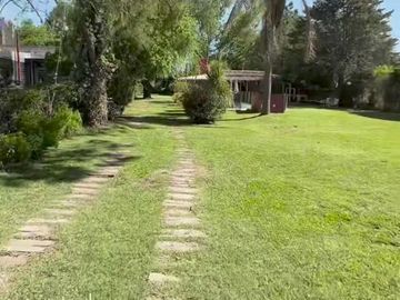 Venta Casa 3 dormitorios con quincho, piscina, parrilla y cocheras - Roldán