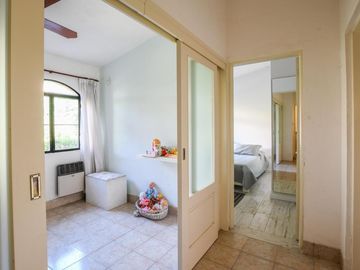 Venta Casa 3 dormitorios con quincho, piscina, parrilla y cocheras - Roldán