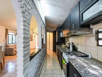 Venta Casa 3 dormitorios con quincho, piscina, parrilla y cocheras - Roldán