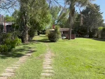 Venta Casa 3 dormitorios con quincho, piscina, parrilla y cocheras - Roldán