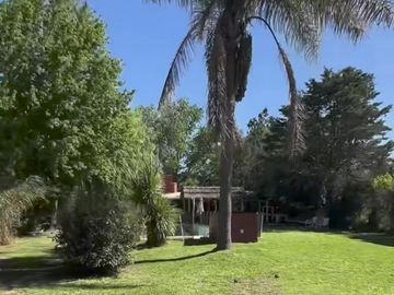 Venta Casa 3 dormitorios con quincho, piscina, parrilla y cocheras - Roldán