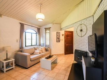 Venta Casa 3 dormitorios con quincho, piscina, parrilla y cocheras - Roldán