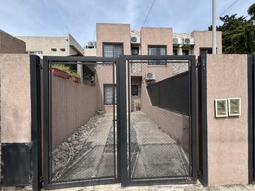 Duplex en venta actualizado en Escobar con PATIO , PARRILLA Y COCHERA