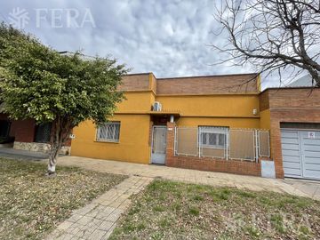 Venta casa 3 ambientes con cochera en Wilde (30311)