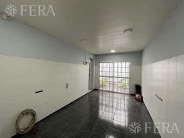 Venta casa 3 ambientes con cochera en Wilde (30311)