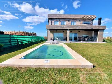 Casa en venta de Cuatro Dormitorios con Piscina en Pueblos del Plata - Magallanes