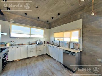 Casa en venta de Cuatro Dormitorios con Piscina en Pueblos del Plata - Magallanes