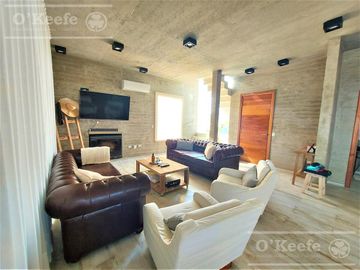 Casa en venta de Cuatro Dormitorios con Piscina en Pueblos del Plata - Magallanes
