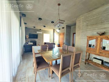 Casa en venta de Cuatro Dormitorios con Piscina en Pueblos del Plata - Magallanes