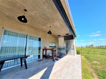 Casa en venta de Cuatro Dormitorios con Piscina en Pueblos del Plata - Magallanes