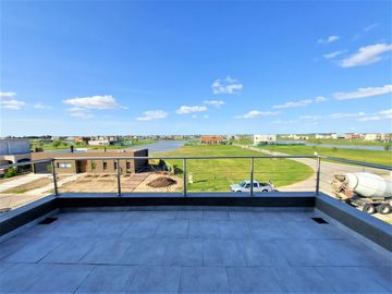 Casa en venta de Cuatro Dormitorios con Piscina en Pueblos del Plata - Magallanes