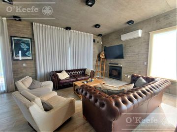 Casa en venta de Cuatro Dormitorios con Piscina en Pueblos del Plata - Magallanes