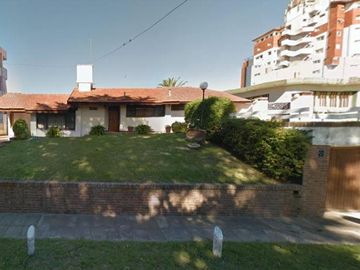 Casa en venta - 3 Dormitorios 3 Baños - Cochera - 660Mts2 - Villa Gesell