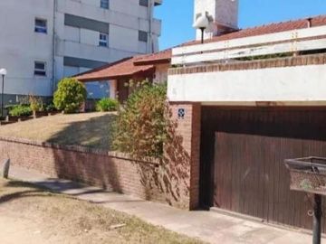 Casa en venta - 3 Dormitorios 3 Baños - Cochera - 660Mts2 - Villa Gesell