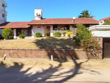 Casa en venta - 3 Dormitorios 3 Baños - Cochera - 660Mts2 - Villa Gesell