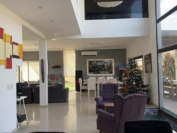 Casa en venta-Santa Isabel-Laguna-4 Ambientes-Pileta climatizada-Ingeniero Maschwitz-Escobar