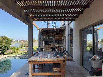 Casa en venta-Santa Isabel-Laguna-4 Ambientes-Pileta climatizada-Ingeniero Maschwitz-Escobar