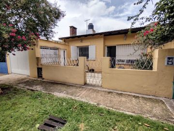 Venta Casa 3 Ambientes Con Parque En Castelar Sur