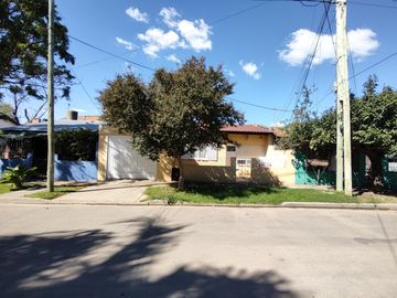 Venta Casa 3 Ambientes Con Parque En Castelar Sur