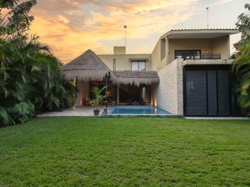 En Venta Casa en Residencial Jardines de Rejoyada en Mérida Yucatán.