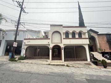 Casa en  Venta con  espacios amplios a 15 min de tec Guadalupe  Monterrey