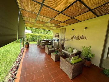 Se vende casa campestre en Armenia via El Caimo Bosques del Eden