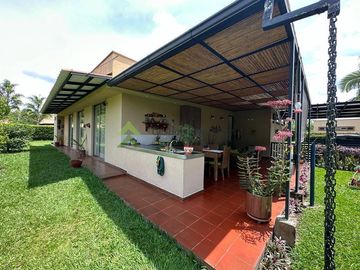 Se vende casa campestre en Armenia via El Caimo Bosques del Eden