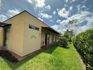 Se vende casa campestre en Armenia via El Caimo Bosques del Eden