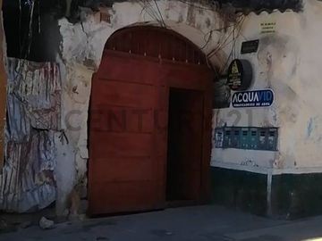SE VENDE CASA COMO TERRENO  A  2 MIN PLAZA DE ARMAS DE HUAMANGA