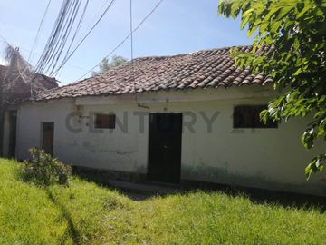 SE VENDE CASA COMO TERRENO  A  2 MIN PLAZA DE ARMAS DE HUAMANGA