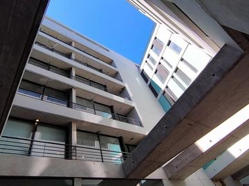 VENTA a estrenar. Monoamb de 46m2 con patio en edificio WH Coghlan