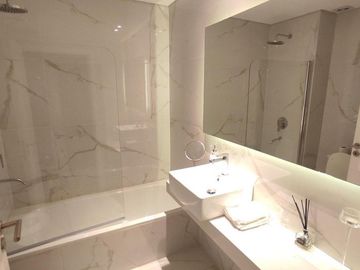 VENTA a estrenar. Monoamb de 46m2 con patio en edificio WH Coghlan