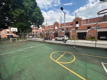 Venta Casa De 3 Niveles En Belén La Mota