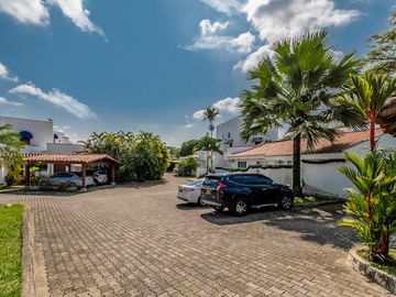 Se Vende Hermosa Casa Campestre En Condominio Exclusivo De Pance.con L1000 M2de Lote.