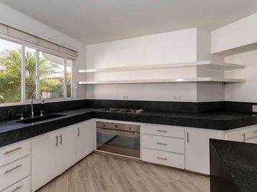 Se Vende Hermosa Casa Campestre En Condominio Exclusivo De Pance.con L1000 M2de Lote.