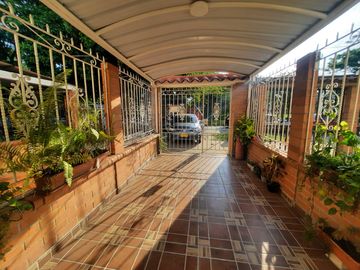 Vendo Casa de 2 pisos barrio Caney. Uso del suelo Comercial