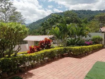 ESPECTACULAR CASA CAMPESTRE - RENTABLE PARA AIRBNB - LA MESA - CUNDINAMARCA